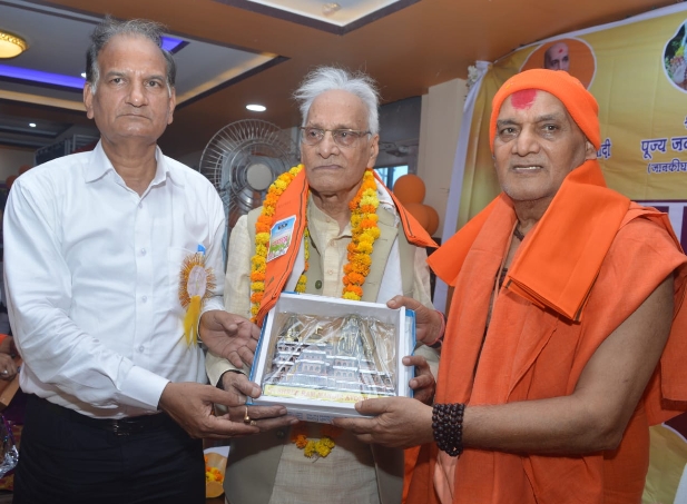 वरिष्ठ पत्रकार मिथिलेश प्रसाद द्विवेदी को अंगवस्त्रम ओढा और पुष्प हार पहना कर, स्मृति चिन्ह और पत्रकार गौरव अवार्ड देकर सम्मानित किया गया