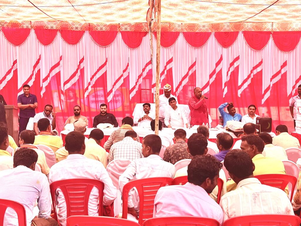 जनपद के चिन्हित गोताखोर एवं नाविकों को संबंधित उपकरण के वितरण की कार्यवाही की गई पूर्ण