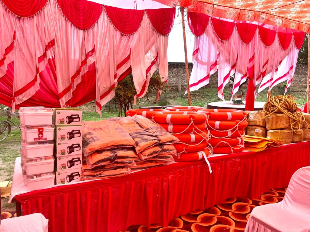 जनपद के चिन्हित गोताखोर एवं नाविकों को संबंधित उपकरण के वितरण की कार्यवाही की गई पूर्ण