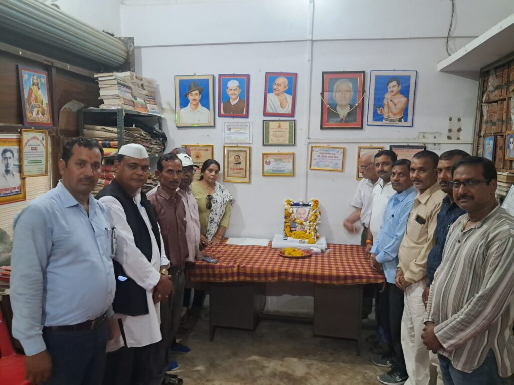 पत्रकार एवं शिक्षाविद रहे चंद्रमणि शुक्ला को प्रथम पुण्यतिथि पर पत्रकारों ने किया याद