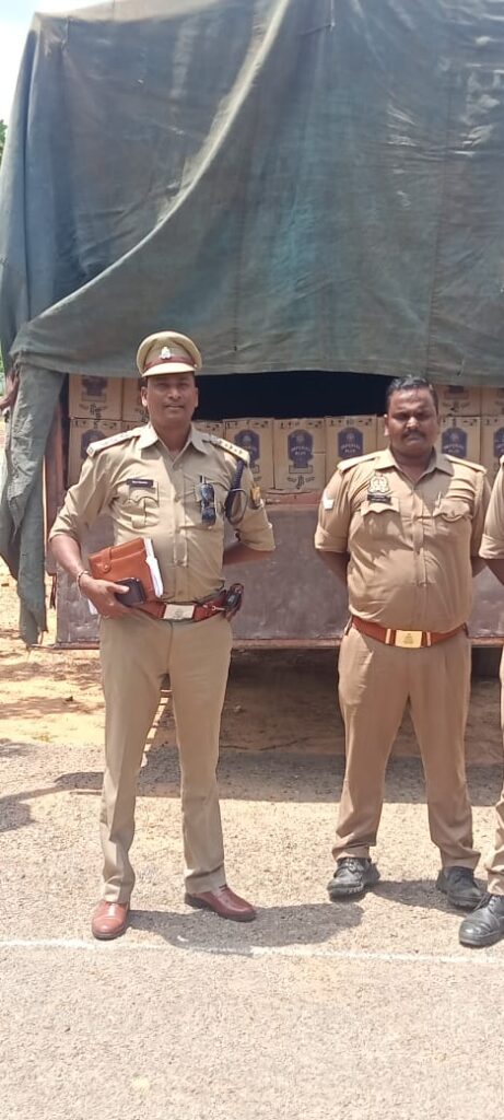 सोनभद्र पुलिस व आबकारी विभाग सोनभद्र द्वारा 593 पेटी में 5337 लीटर अवैध अंग्रेजी शराब के साथ 01 नफर अन्तर्राज्यीय शराब तस्कर गिरफ्तार