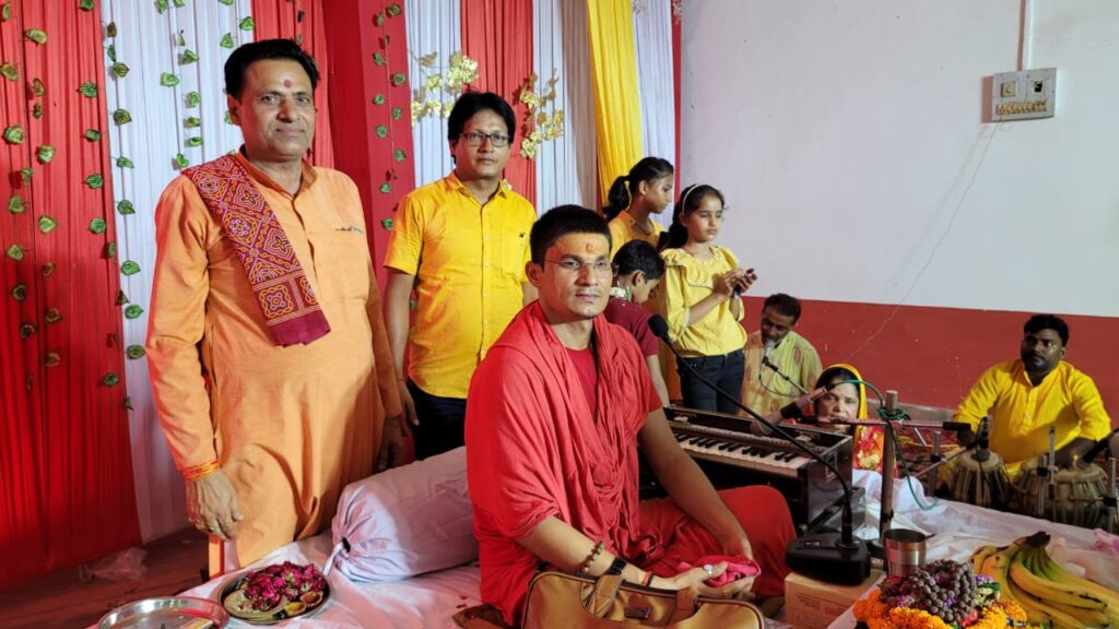 शिव महापुराण कथा सुनने को श्रद्धालुओं की उमड़ी भीड़