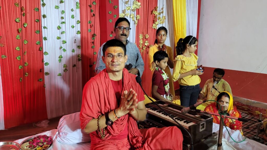 शिव महापुराण कथा सुनने को श्रद्धालुओं की उमड़ी भीड़