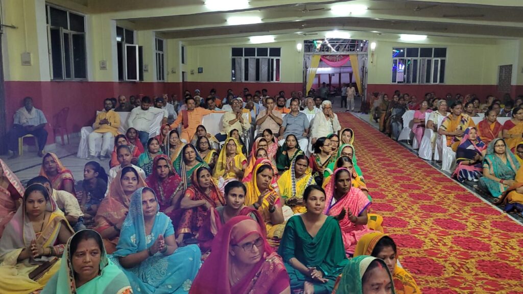 शिव महापुराण कथा सुनने को श्रद्धालुओं की उमड़ी भीड़
