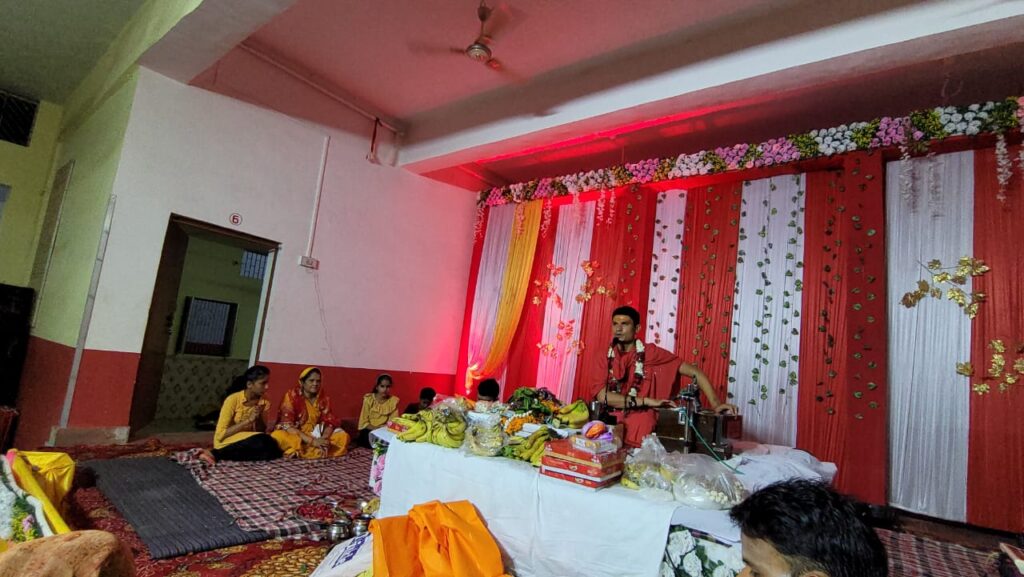 शिव महापुराण कथा सुनने को श्रद्धालुओं की उमड़ी भीड़