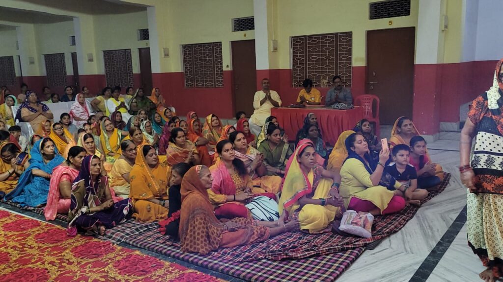 शिव महापुराण कथा सुनने को श्रद्धालुओं की उमड़ी भीड़