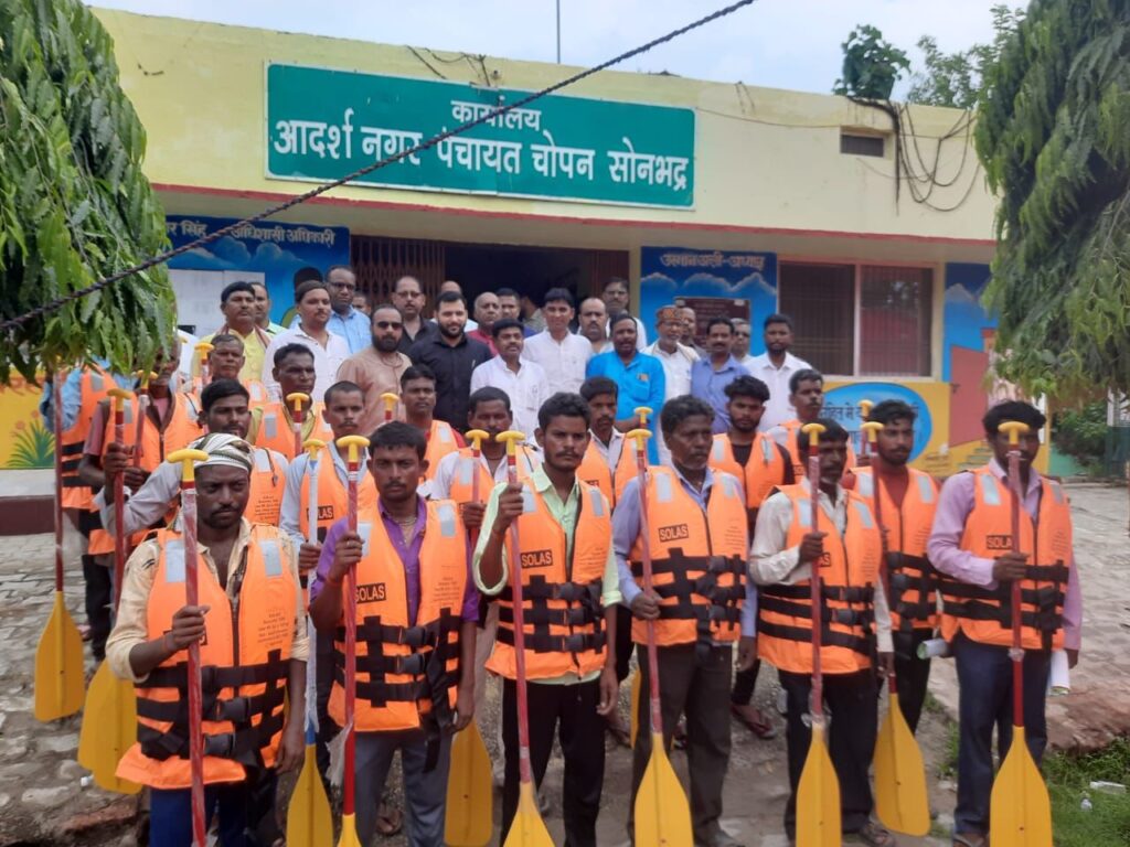 जनपद के चिन्हित गोताखोर एवं नाविकों को संबंधित उपकरण के वितरण की कार्यवाही की गई पूर्ण