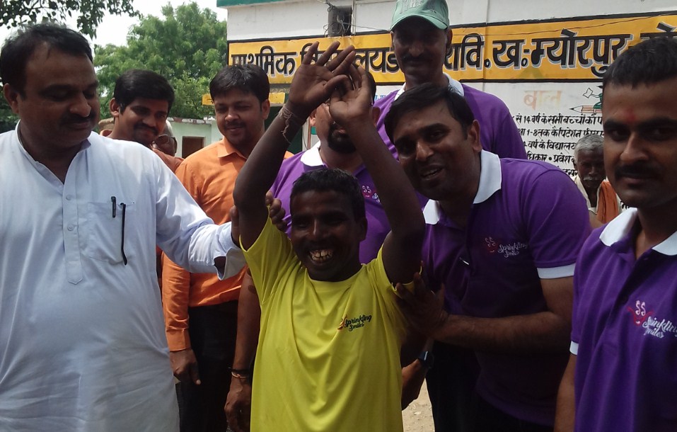 स्प्रिंकलिग स्माइल संस्था द्वारा ग्राम दढ़ीहरा में वृद्ध विधवाएं एवं दिव्यांगजनों को छाता चप्पल एवं टी-शर्ट का किया गया दान