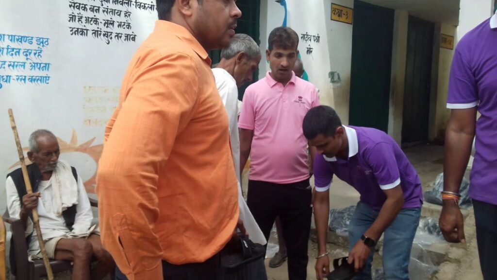 स्प्रिंकलिग स्माइल संस्था द्वारा ग्राम दढ़ीहरा में वृद्ध विधवाएं एवं दिव्यांगजनों को छाता चप्पल एवं टी-शर्ट का किया गया दान
