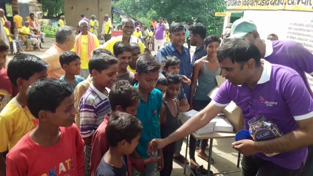 स्प्रिंकलिग स्माइल संस्था द्वारा ग्राम दढ़ीहरा में वृद्ध विधवाएं एवं दिव्यांगजनों को छाता चप्पल एवं टी-शर्ट का किया गया दान
