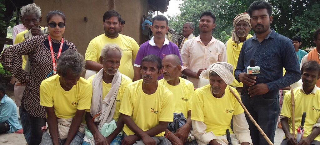 स्प्रिंकलिग स्माइल संस्था द्वारा ग्राम दढ़ीहरा में वृद्ध विधवाएं एवं दिव्यांगजनों को छाता चप्पल एवं टी-शर्ट का किया गया दान
