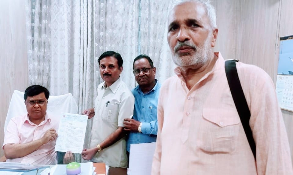 मूल संघ का प्रतिनिधिमण्डल शिक्षा निदेशक (मा.) डॉ. महेन्द्र देव से मिला
