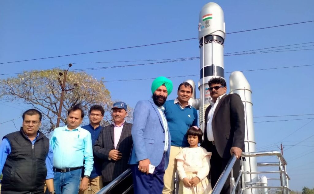 हिण्डाल्को इंडस्ट्रीज रेणुकूट द्वारा स्थापित किया गया चन्द्रयान-3 माॅडल का जिलाधिकारी द्वारा किया गया अनावरण