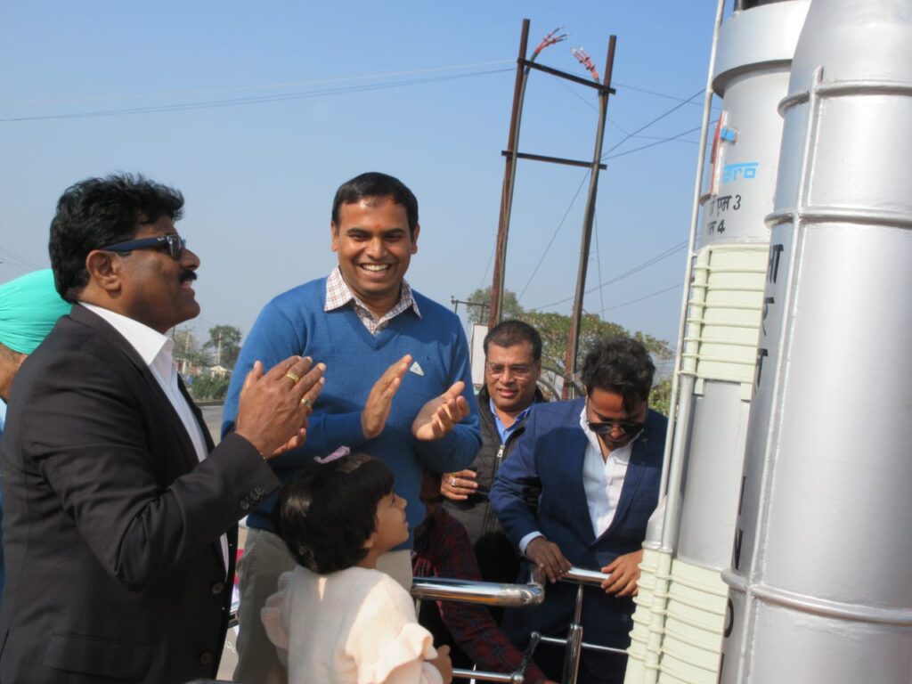 हिण्डाल्को इंडस्ट्रीज रेणुकूट द्वारा स्थापित किया गया चन्द्रयान-3 माॅडल का जिलाधिकारी द्वारा किया गया अनावरण