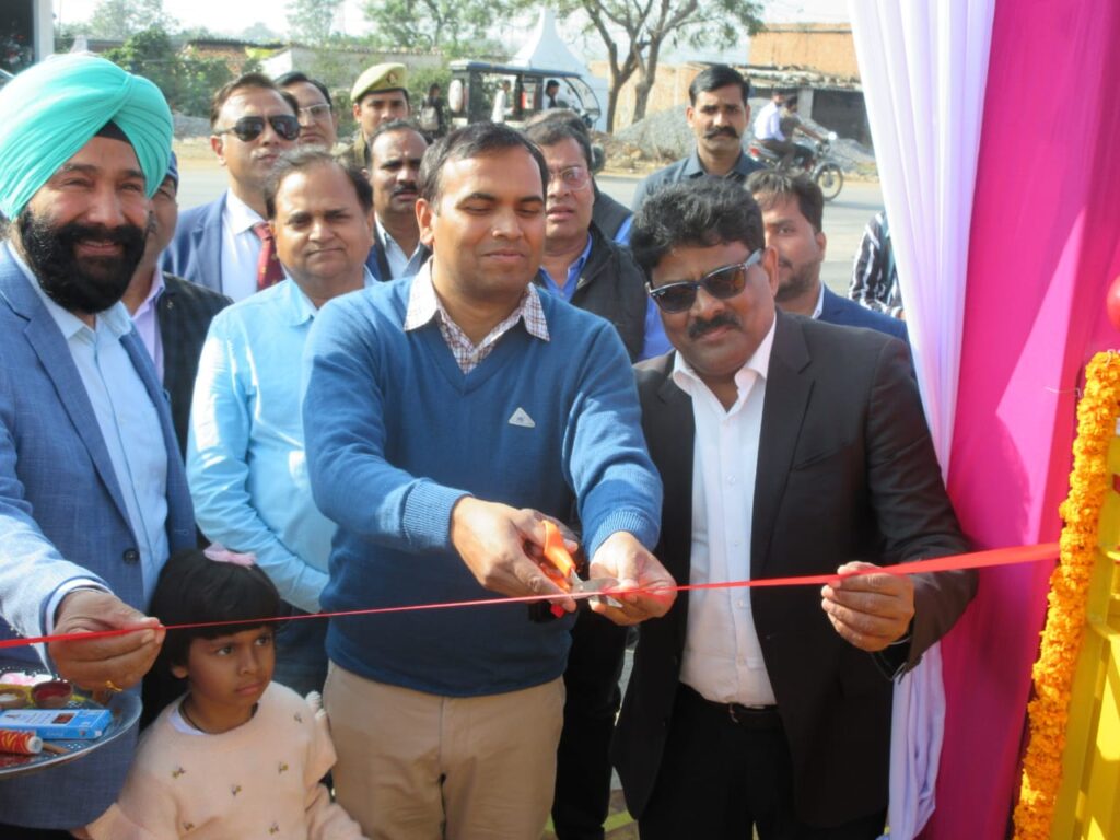 हिण्डाल्को इंडस्ट्रीज रेणुकूट द्वारा स्थापित किया गया चन्द्रयान-3 माॅडल का जिलाधिकारी द्वारा किया गया अनावरण