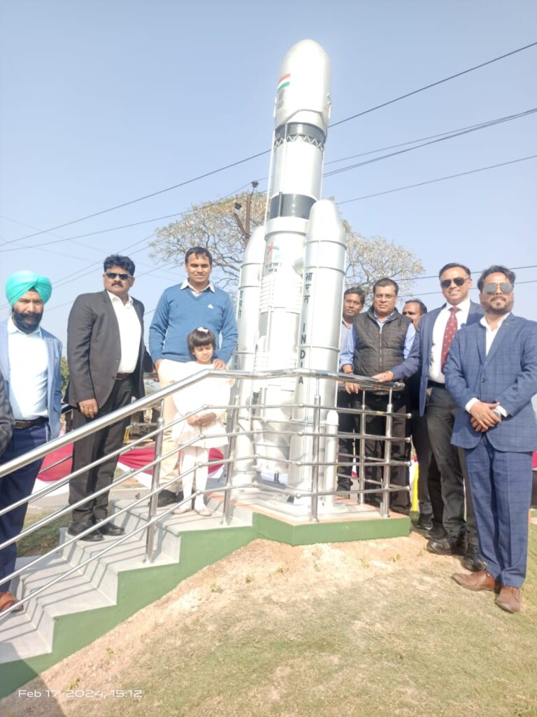 हिण्डाल्को इंडस्ट्रीज रेणुकूट द्वारा स्थापित किया गया चन्द्रयान-3 माॅडल का जिलाधिकारी द्वारा किया गया अनावरण