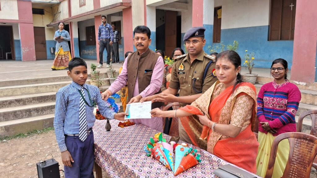 क्रिस्ट ज्योति हाई स्कूल हाईटेक, रेणुकूट में स्काउट एंड गाइड के बच्चों द्वारा तीन दिवसीय कैंपिंग कार्यक्रम का हुआ समापन