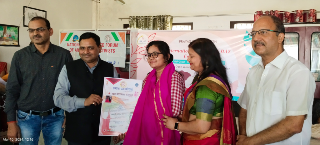 जनपद सोनभद्र में पहली बार प्रयास फाउंडेशन द्वारा रक्त वीरांगना सम्मान समारोह का आयोजन