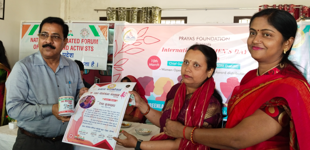 जनपद सोनभद्र में पहली बार प्रयास फाउंडेशन द्वारा रक्त वीरांगना सम्मान समारोह का आयोजन