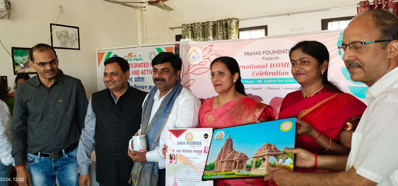 जनपद सोनभद्र में पहली बार प्रयास फाउंडेशन द्वारा रक्त वीरांगना सम्मान समारोह का आयोजन