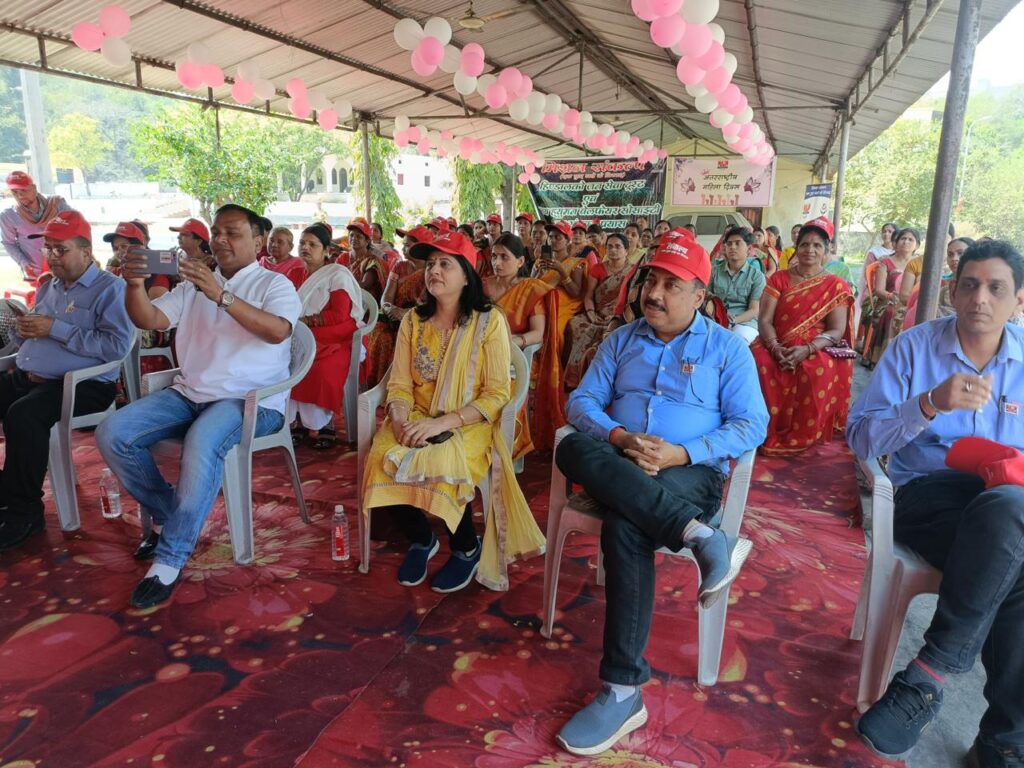 विश्व महिला दिवस के मौके पर चाचा कॉलोनी के सर्वेश्वरी आश्रम में महिला सशक्तिकरण के लिए कार्यक्रम हुआ आयोजन