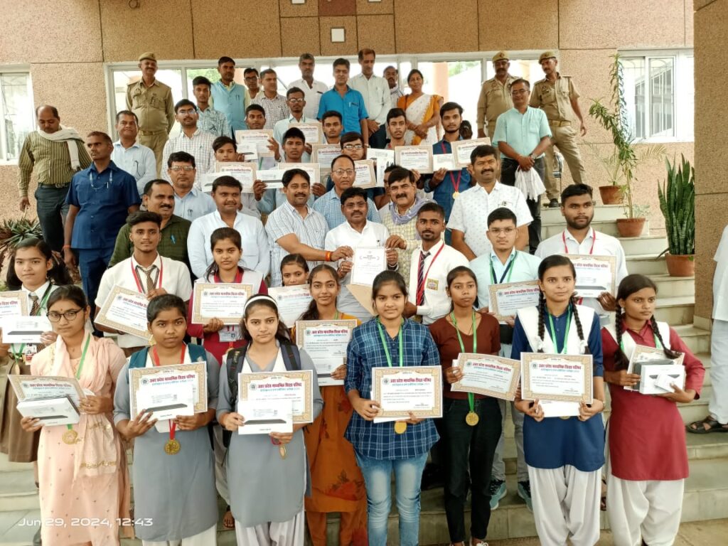 मेधावी छात्र-छात्राओं को टेबलेट, मेडल और प्रशस्ति पत्र देकर समाज कल्याण राज्य मंत्री ने किया सम्मानित