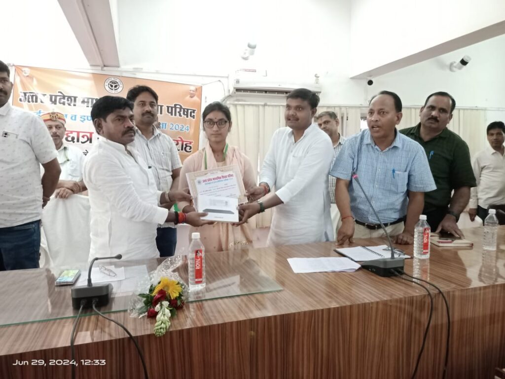 मेधावी छात्र-छात्राओं को टेबलेट, मेडल और प्रशस्ति पत्र देकर समाज कल्याण राज्य मंत्री ने किया सम्मानित