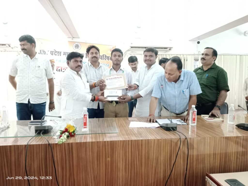 मेधावी छात्र-छात्राओं को टेबलेट, मेडल और प्रशस्ति पत्र देकर समाज कल्याण राज्य मंत्री ने किया सम्मानित