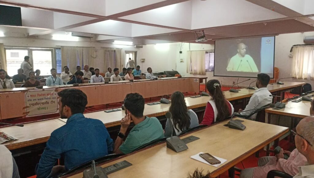 मेधावी छात्र-छात्राओं को टेबलेट, मेडल और प्रशस्ति पत्र देकर समाज कल्याण राज्य मंत्री ने किया सम्मानित