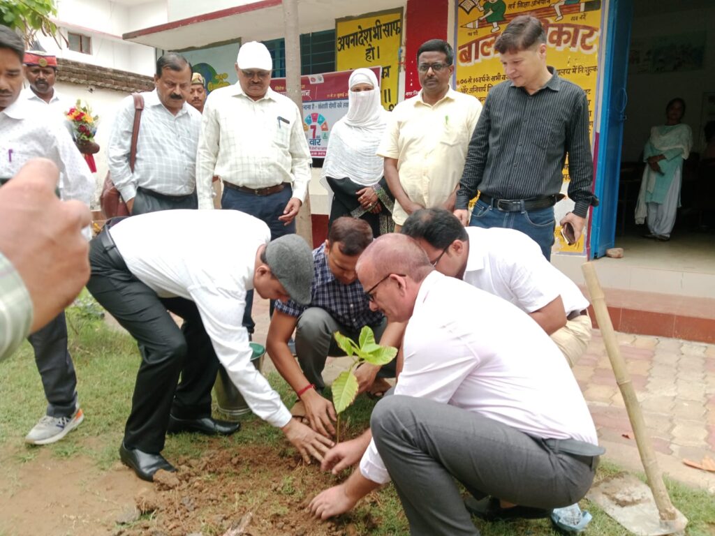 स्कूल चलो अभियान, स्वच्छता अभियान एवं विशेष संचारी रोग नियंत्रण अभियान रैली को जिलाधिकारी ने हरी झण्डी दिखाकर किया रवाना