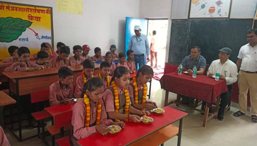 स्कूल चलो अभियान, स्वच्छता अभियान एवं विशेष संचारी रोग नियंत्रण अभियान रैली को जिलाधिकारी ने हरी झण्डी दिखाकर किया रवाना