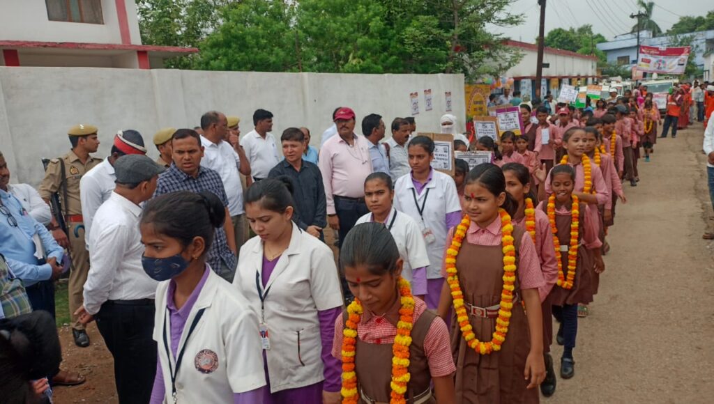 स्कूल चलो अभियान, स्वच्छता अभियान एवं विशेष संचारी रोग नियंत्रण अभियान रैली को जिलाधिकारी ने हरी झण्डी दिखाकर किया रवाना