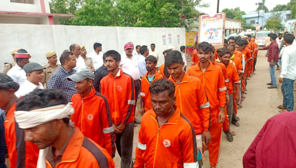 स्कूल चलो अभियान, स्वच्छता अभियान एवं विशेष संचारी रोग नियंत्रण अभियान रैली को जिलाधिकारी ने हरी झण्डी दिखाकर किया रवाना
