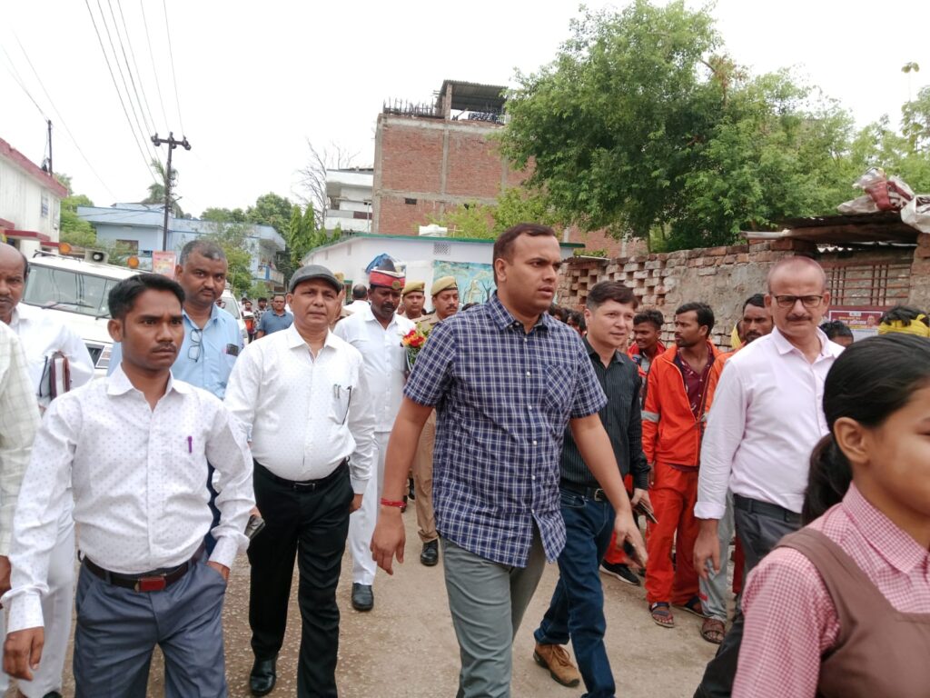 स्कूल चलो अभियान, स्वच्छता अभियान एवं विशेष संचारी रोग नियंत्रण अभियान रैली को जिलाधिकारी ने हरी झण्डी दिखाकर किया रवाना