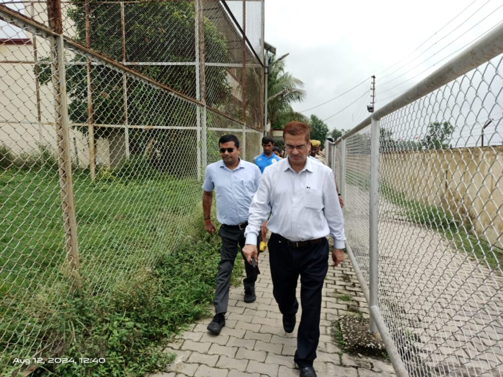 स्वतंत्रता दिवस की तैयारियों का जायजा लेने जिलाधिकारी ने किया तियरा स्टेडियम का औचक निरीक्षण
