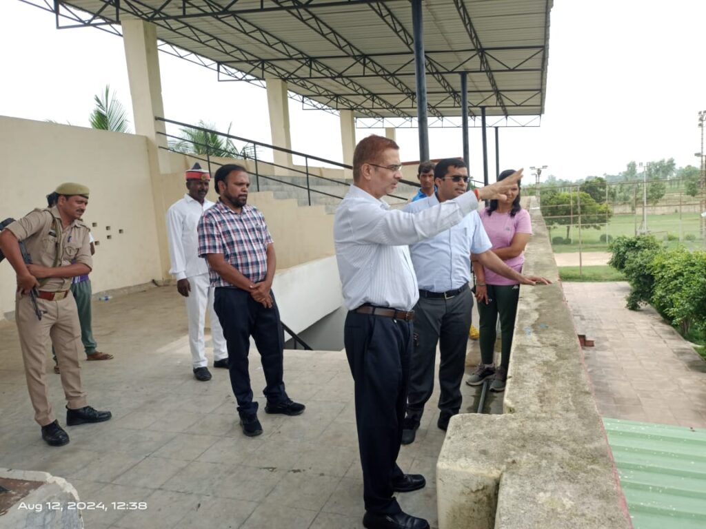 स्वतंत्रता दिवस की तैयारियों का जायजा लेने जिलाधिकारी ने किया तियरा स्टेडियम का औचक निरीक्षण