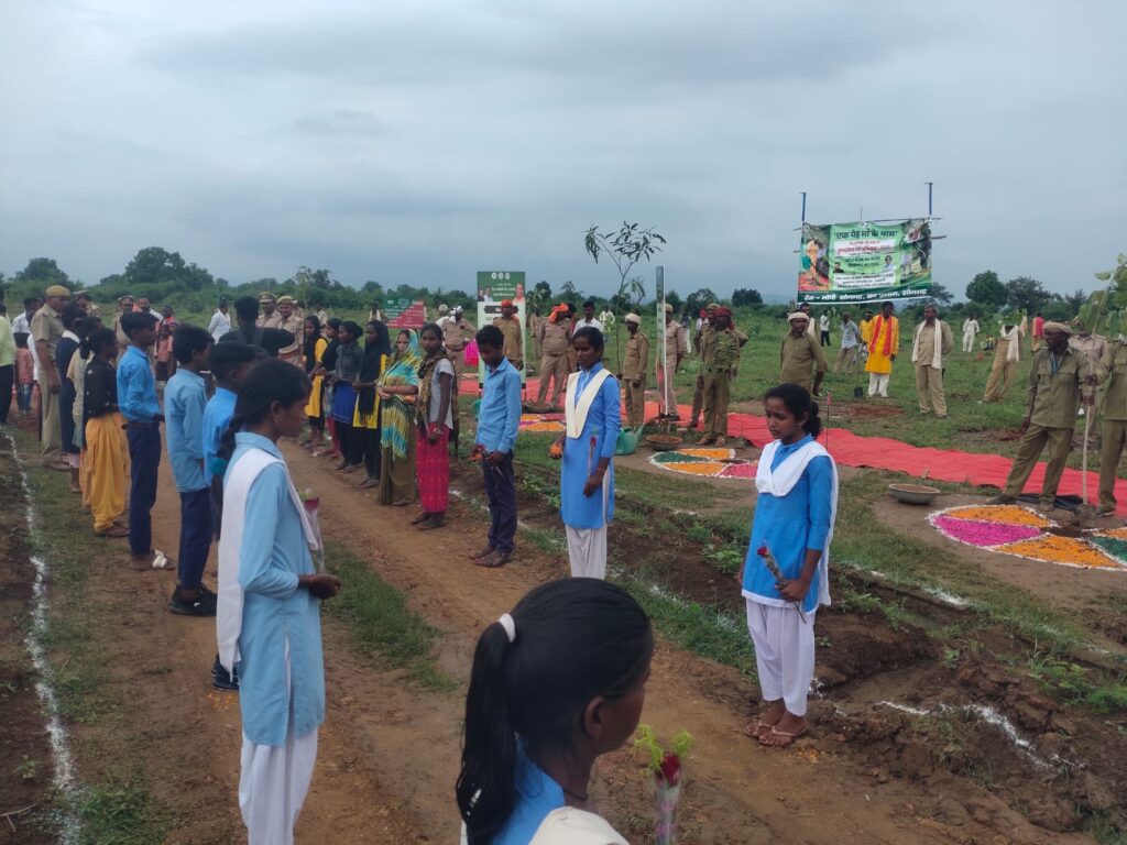 सोनभद्र वन प्रभाग द्वारा सूअरसोत ब्लॉक नगवां मे की गयी मित्र वन की स्थापना