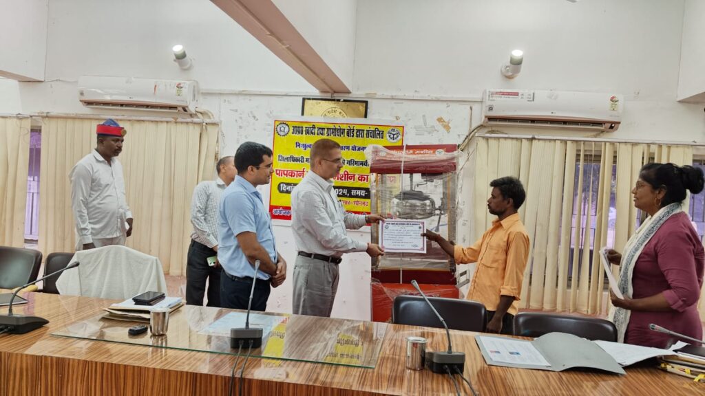 सोनभद्र में पात्र लाभार्थियों को पॉपकॉर्न मेकिंग मशीन टूल किट्स का वितरण