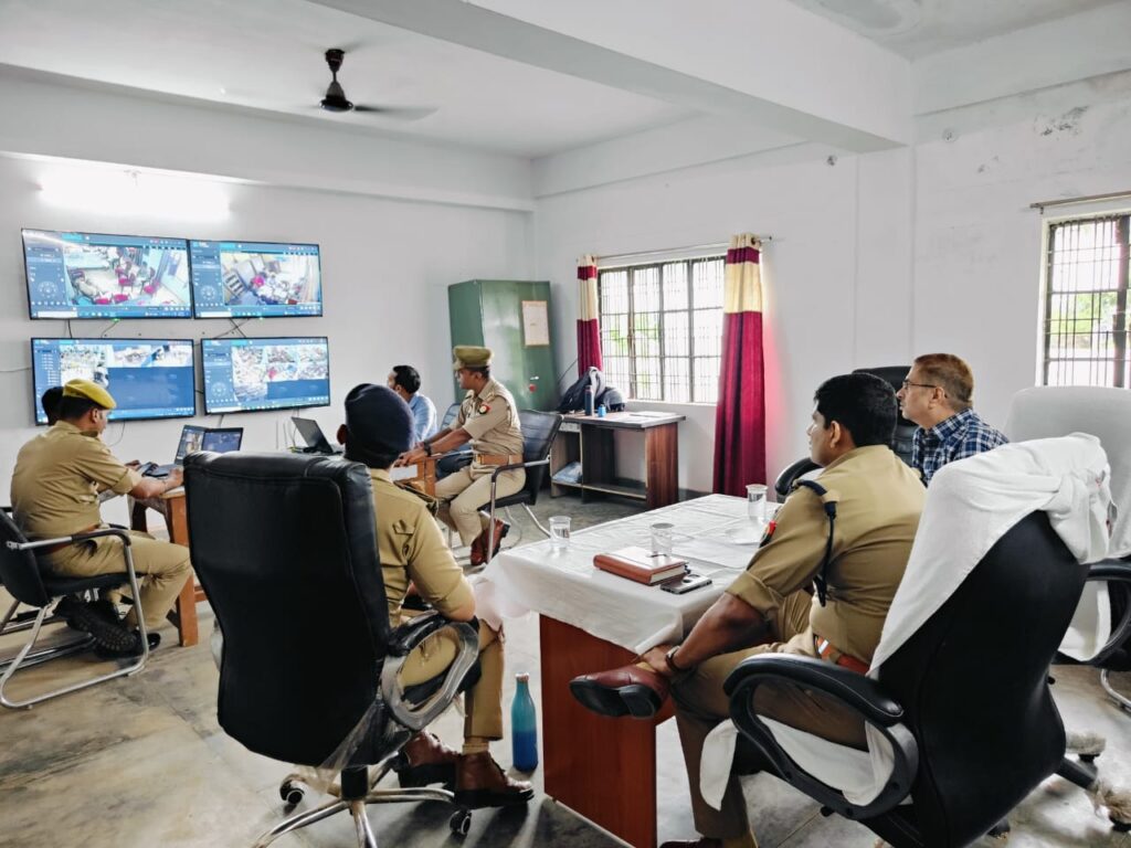 जिलाधिकारी व पुलिस अधीक्षक ने पुलिस लाईन चुर्क में कंट्रोल रूम से पुलिस भर्ती परीक्षा केन्द्रों का लिया जाएजा