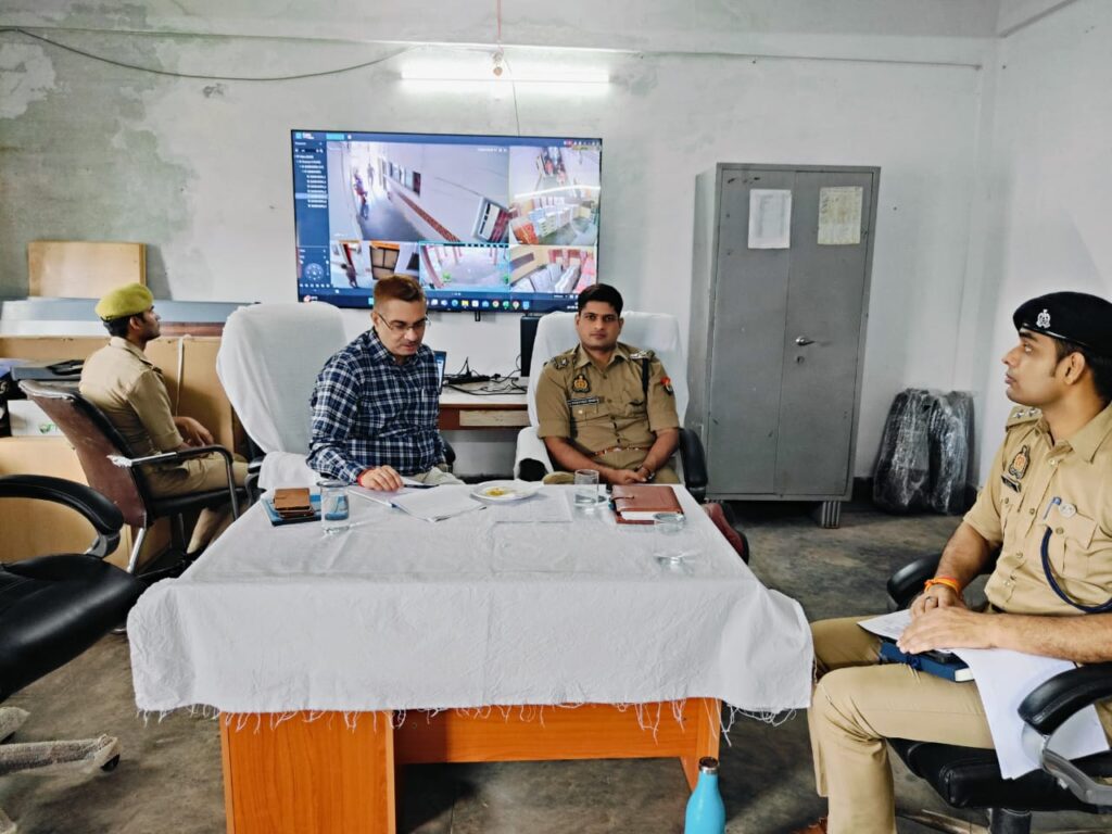 जिलाधिकारी व पुलिस अधीक्षक ने पुलिस लाईन चुर्क में कंट्रोल रूम से पुलिस भर्ती परीक्षा केन्द्रों का लिया जाएजा