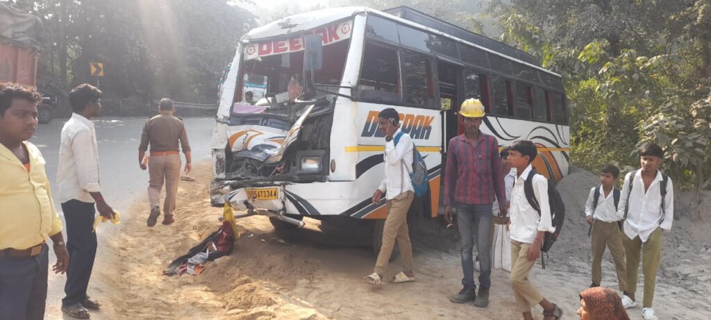 Bus and truck collide in Pipri police station area, 12 people injured