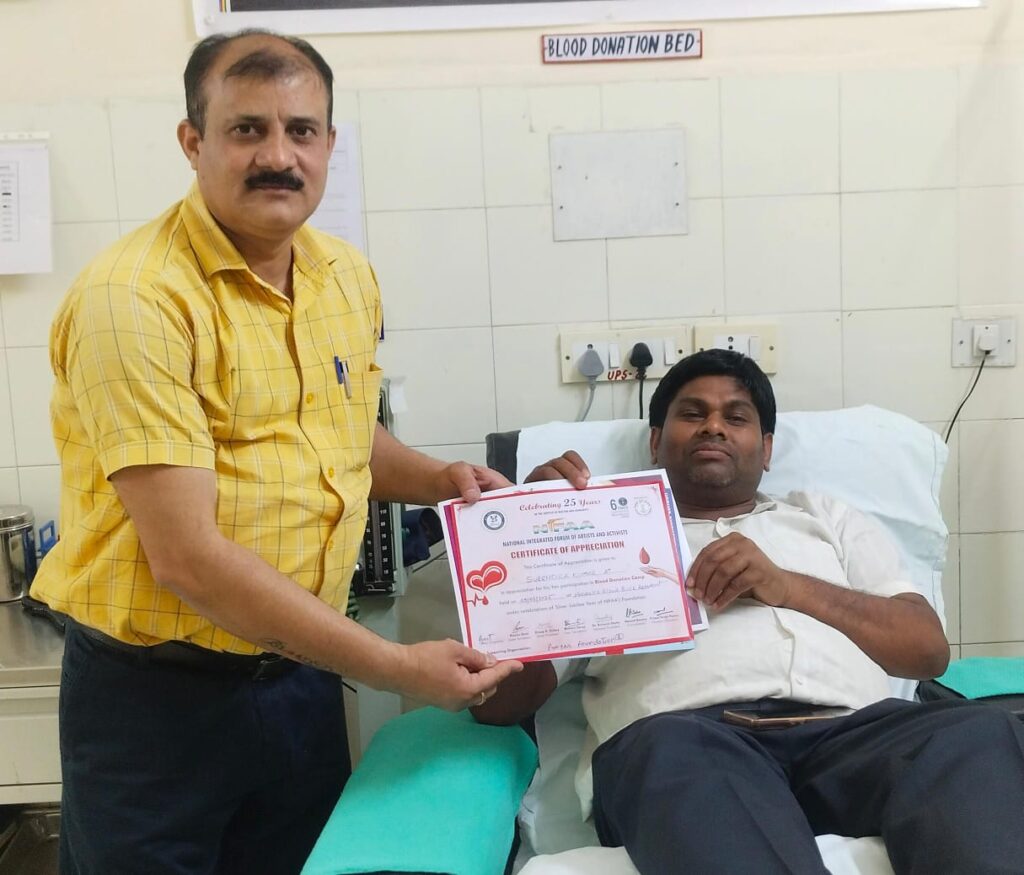 ग्राम पंचायत विकास अधिकारी म्योरपुर द्वारा बेटे के जन्मदिन पर रक्तदान